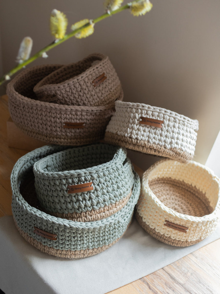 Round baskets with jute accent